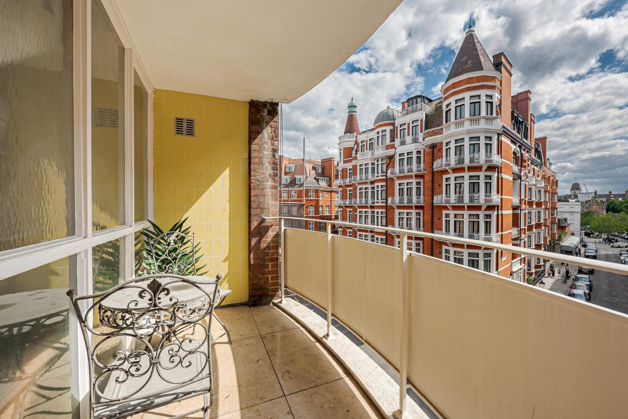 Modern Knightsbridge Apartment With Balcony Overlooking Harrods Prime Location London Exterior photo