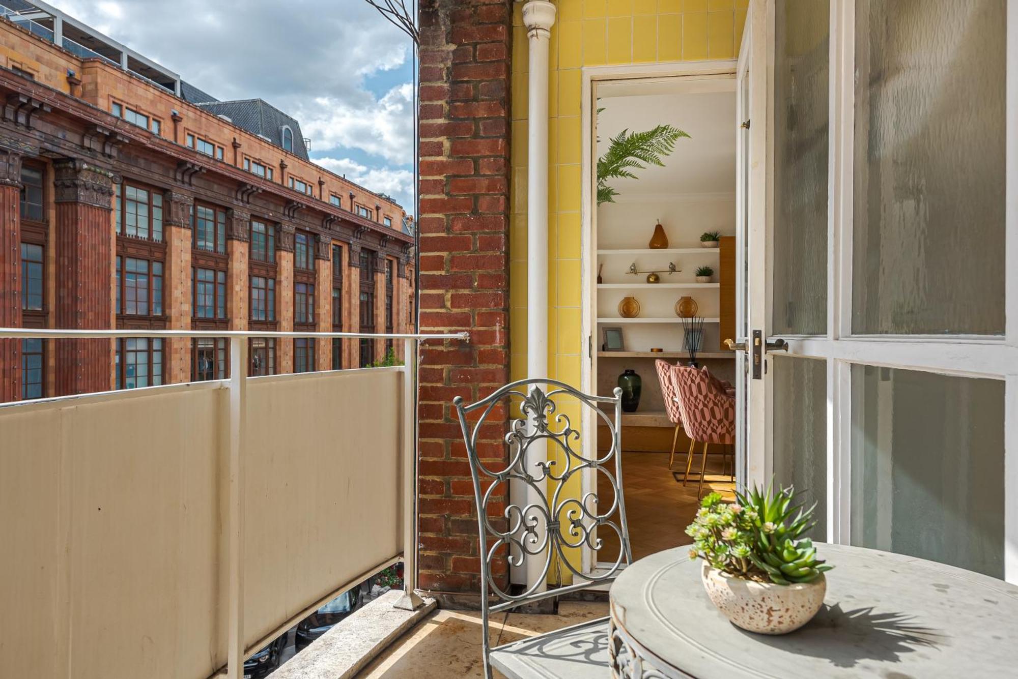 Modern Knightsbridge Apartment With Balcony Overlooking Harrods Prime Location London Exterior photo